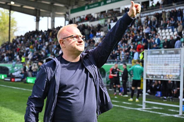 11 04 2026 Soccer Season 2025 2026 2 Soccer Bundesliga 29 Matchday SC Preußen Preussen Münster SCP SpVgg Greuther Fürth SGF Kleeblatt Sportfoto Zink xwoxzix DFL regulations prohibit any use of photographs as image sequences and or quasi video only for editorial use Heiko Vogel Trainer SpVgg Greuther Fürth thumbs up thumbs up towards Greutherfürthfans Fans Fanblock Kleeblattfans after the end of the match