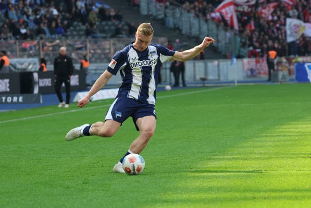 BERLIN, DEUTSCHLAND - APRIL 11: Julian Eitschberger (Hertha, 2) controls the ball, during the match in the 2. German Bundesliga: Hertha BSC - 1. FC Kaiserslautern at Olympiastadion on matchday 29 on April 11, 2026 in Berlin, Deutschland. DFB regulations prohibit any use of photographs as image sequences and or quasi video. Berlin Deutschland Copyright: xO.Frankex