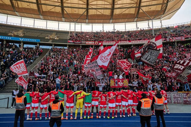 1 FC Kaiserslautern cheers about victory, with fans, GER, Hertha BSC vs ,1 FC Kaiserslautern, 2 Bundesliga, Saison 2025 2026, 29 Spieltag, 11 04 2026 DFL REGULATIONS PROHIBIT ANY USE OF PHOTOGRAPHS AS IMAGE SEQUENCES AND OR QUASI VIDEO GER, Hertha BSC vs ,1 FC Kaiserslautern, 2 Bundesliga, Saison 2025 2026, 29 Spieltag, 11 04 2026 Berlin Copyright: xEibner-Pressefotox xClaudiusxRauchx EP_CRH