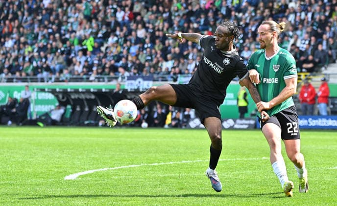 11 04 2026 Soccer Season 2025 2026 2 Soccer Bundesliga 29 Matchday SC Preußen Preussen Münster SCP SpVgg Greuther Fürth SGF Kleeblatt Sportfoto Zink MeZi xmexzix DFL regulations prohibit any use of photographs as image sequences and or quasi video only for editorial use Noel Futkeu 9, SpVgg Greuther Fürth Jannis Heuer 22, Preußen Münster, rechts