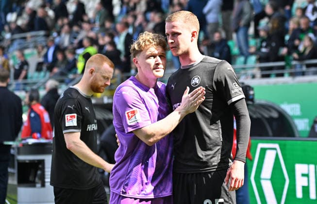 11 04 2026 Soccer Season 2025 2026 2 Soccer Bundesliga 29 Matchday SC Preußen Preussen Münster SCP SpVgg Greuther Fürth SGF Kleeblatt Sportfoto Zink MeZi xmexzix DFL regulations prohibit any use of photographs as image sequences and or quasi video only for editorial use Silas Prüfrock 43, SpVgg Greuther Fürth Brynjar Ingi Bjarnason 25, SpVgg Greuther Fürth, right disappointed disappointment after the end of the match