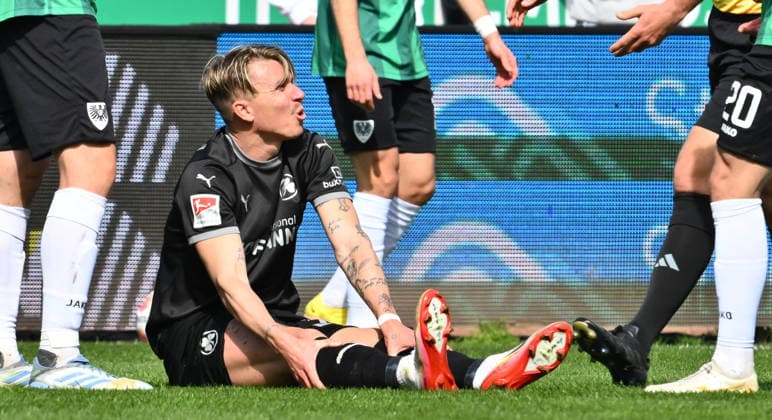 11 04 2026 Soccer Season 2025 2026 2 Soccer Bundesliga 29 Matchday SC Preußen Preussen Münster SCP SpVgg Greuther Fürth SGF Kleeblatt Sportfoto Zink xwoxzix DFL regulations prohibit any use of photographs as image sequences and or quasi video only for editorial use Felix Klaus 30, SpVgg Greuther Fürth battered on the ground