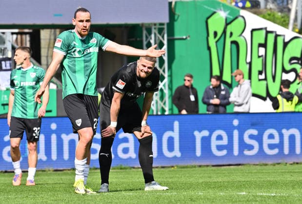 11 04 2026 Soccer Season 2025 2026 2 Soccer Bundesliga 29 Matchday SC Preussen Preussen Münster SCP SpVgg Greuther Fürth SGF Kleeblatt Sportfoto Zink xwoxzix DFL regulations prohibit any use of photographs as image sequences and or quasi video only for editorial use Jannis Heuer 22, Preußen Münster Jan Elvedi 15, SpVgg Greuther Fürth after the end of the match