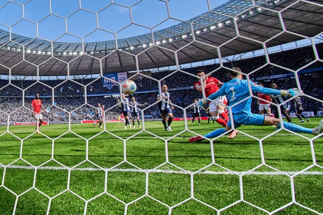 Mergim Berisha 1 FC Kaiserslautern, 20 , Goal kick, behind goal camera, GER, Hertha BSC vs ,1 FC Kaiserslautern, 2 Bundesliga, Season 2025 2026, 29 Matchday, 11 04 2026 DFL REGULATIONS PROHIBIT ANY USE OF PHOTOGRAPHS AS IMAGE SEQUENCES AND OR QUASI VIDEO GER, Hertha BSC vs ,1 FC Kaiserslautern, 2 Bundesliga, Season 2025 2026, 29 Matchday, 11 04 2026 Berlin Copyright: xClaudiusxRauch,xEibner-Pressefotox xClaudiusxRauchx EP_CRH