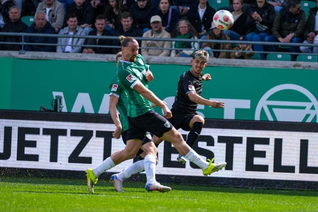 Germany Soccer 2 Bundesliga, Season 2025 26, 29 Matchday, Preußen Münster vs SpVgg Greuther Fürth, 11 04 2026, LVM Preußenstadion Münster, North Rhine-Westphalia Aaron Keller SpVgg Greuther Fürth, 16 Jorrit Hendrix Preußen Münster, 20 Copyright: xLeonxFrickx