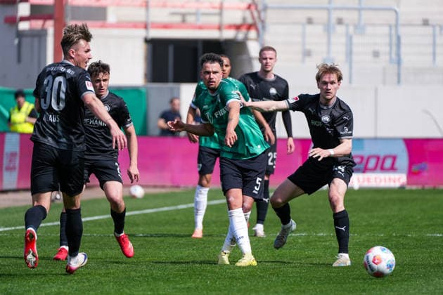Germany Soccer 2 Bundesliga, Season 2025 26, 29 Matchday, Preußen Münster vs SpVgg Greuther Fürth, 11 04 2026, LVM Preußenstadion Münster, North Rhine-Westphalia Yassine Bouchama Preußen Münster, 5 Marco John SpVgg Greuther Fürth, 24 Felix Klaus SpVgg Greuther Fürth, 30 Copyright: xLeonxFrickx