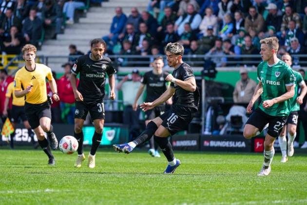 Germany Soccer 2 Bundesliga, Season 2025 26, 29 Matchday, Preußen Münster vs SpVgg Greuther Fürth, 11 04 2026, LVM Preußenstadion Münster, North Rhine-Westphalia Aaron Keller SpVgg Greuther Fürth, 16 Jarno Wienefeld Referee Julian Green SpVgg Greuther Fürth, 37 Jano ter Horst Preußen Münster, 27 Copyright: xLeonxFrickx