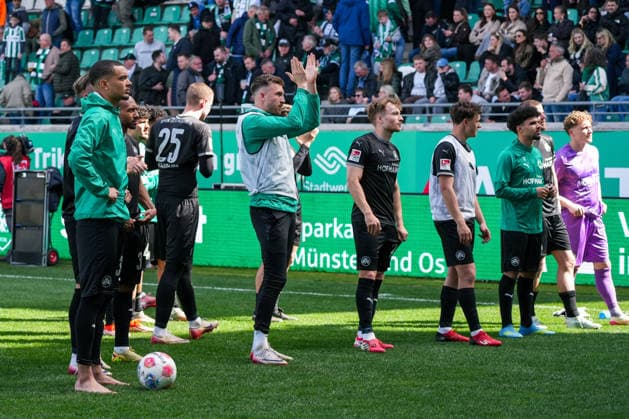 Germany Soccer 2 Bundesliga, Season 2025 26, 29 Matchday, Preußen Münster vs SpVgg Greuther Fürth, 11 04 2026, LVM Preußenstadion Münster, North Rhine-Westphalia Greuther Fürth after the final whistle with the away fans Copyright: xLeonxFrickx