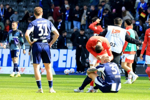 DEU, DFL, 2 FBL, Hertha BSC vs 1 FC Kaiserslautern, 11 04 2026, Berliner Olympiastadion, Berlin, DEU, DFL, 2 FBL, Hertha BSC vs 1 FC Kaiserslautern, im Bild Toni Leistner Hertha BSC Berlin 37 , Marton Dardai Hertha BSC Berlin 31 , Kenny Prince Redondo 1 FC Kaiserslautern 11 DFL regulations prohibit any use of Photographs as image sequences and or quasi video nordphotoxGmbHx xEngler nph00076