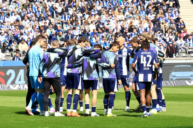 DEU, DFL, 2 FBL, Hertha BSC vs 1 FC Kaiserslautern, 11 04 2026, Berliner Olympiastadion, Berlin, DEU, DFL, 2 FBL, Hertha BSC vs 1 FC Kaiserslautern, im Bild Hertha Spielerkreis DFL regulations prohibit any use of Photographs as image sequences and or quasi video nordphotoxGmbHx xEngler nph00076
