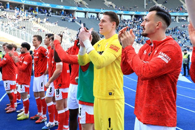 DEU, DFL, 2 FBL, Hertha BSC vs 1 FC Kaiserslautern, 11 04 2026, Berliner Olympiastadion, Berlin, DEU, DFL, 2 FBL, Hertha BSC vs 1 FC Kaiserslautern, im Bild Kaiserslautern Spielerkreis, Julian Krahl 1 FC Kaiserslautern 1 , MERGIM BERISHA 1 FC Kaiserslautern 20 DFL regulations prohibit any use of Photographs as image sequences and or quasi video nordphotoxGmbHx xEngler nph00076
