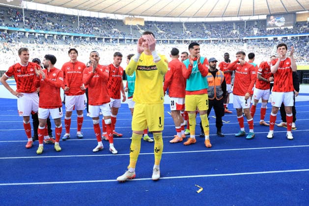 DEU, DFL, 2 FBL, Hertha BSC vs 1 FC Kaiserslautern, 11 04 2026, Berliner Olympiastadion, Berlin, DEU, DFL, 2 FBL, Hertha BSC vs 1 FC Kaiserslautern, im Bild Kaiserslautern Spielerkreis, Julian Krahl 1 FC Kaiserslautern 1 DFL regulations prohibit any use of Photographs as image sequences and or quasi video nordphotoxGmbHx xEngler nph00076