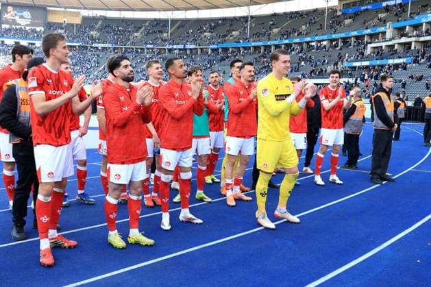 DEU, DFL, 2 FBL, Hertha BSC vs 1 FC Kaiserslautern, 11 04 2026, Berliner Olympiastadion, Berlin, DEU, DFL, 2 FBL, Hertha BSC vs 1 FC Kaiserslautern, im Bild Kaiserslautern Spielerkreis, Julian Krahl 1 FC Kaiserslautern 1 DFL regulations prohibit any use of Photographs as image sequences and or quasi video nordphotoxGmbHx xEngler nph00076