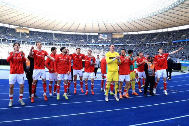DEU, DFL, 2. FBL, Hertha BSC vs. 1.FC Kaiserslautern, 11.04.2026, Berliner Olympiastadion, Berlin, DEU, DFL, 2. FBL, Hertha BSC vs. 1.FC Kaiserslautern, im Bild Kaiserslautern-Spielerkreis, Julian Krahl (1.FC Kaiserslautern 1) DFL - regulations prohibit any use of Photographs as image sequences and or quasi-video *** DEU, DFL, 2 FBL, Hertha BSC vs 1 FC Kaiserslautern, 11 04 2026, Berliner Olympiastadion, Berlin, DEU, DFL, 2 FBL, Hertha BSC vs 1 FC Kaiserslautern, im Bild Kaiserslautern Spielerkreis, Julian Krahl 1 FC Kaiserslautern 1 DFL regulations prohibit any use of Photographs as image sequences and or quasi video nordphotoxGmbHx xEngler nph00076