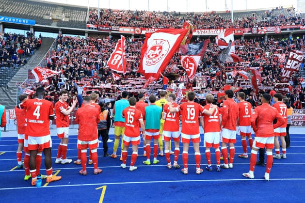 DEU, DFL, 2 FBL, Hertha BSC vs 1 FC Kaiserslautern, 11 04 2026, Berliner Olympiastadion, Berlin, DEU, DFL, 2 FBL, Hertha BSC vs 1 FC Kaiserslautern, im Bild Kaiserslautern Spielerkreis, Kaiserslauterner Fanblock DFL regulations prohibit any use of Photographs as image sequences and or quasi video nordphotoxGmbHx xEngler nph00076
