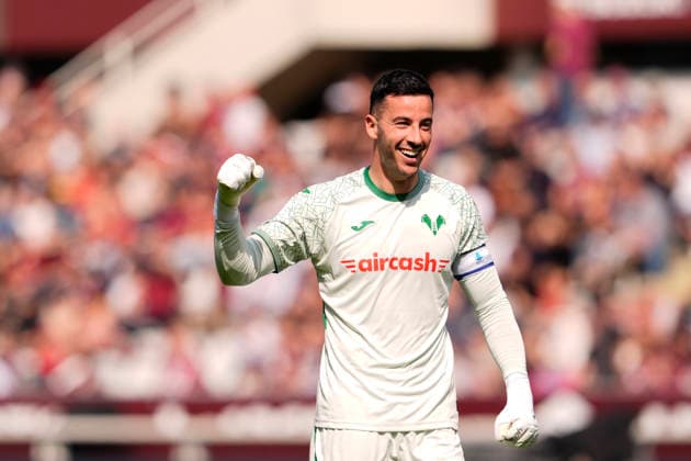 Verona™s goalkeeper Lorenzo Montipo celebrates after Verona s Bowie scoring the 1-1 goal for his team during the Serie A soccer match between Torino Fc and Hellas Verona at the Stadio Olimpico Grande Torino in Turin, north west Italy - April 11, 2026. - Soccer  Copyright: xFabioxFerrari LaPressex