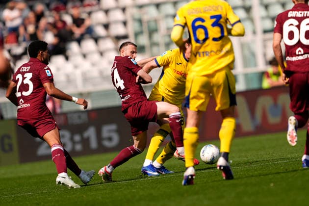 TorinoÕs Ardian Ismajli fights for the ball with Verona s Bowieduring the Serie A soccer match between Torino Fc and Hellas Verona at the Stadio Olimpico Grande Torino in Turin, north west Italy - April 11, 2026. - Soccer  Copyright: xFabioxFerrari LaPressex