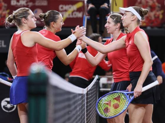 American Caty McNally , American Nicole Melichar-Martinez, Belgian Magali Kempen, Belgian Greet Minnen and pictured shaking hands after the third game, a double game between Belgian pair Kempen Minnen and US pair McNally Melichar on the second day of the qualifiers of the Billie Jean King Cup tennis between Belgium and the USA, in Oostende, Belgium, on . The meeting takes place on 10 and 11th April. PHOTO BENOITxDOPPAGNE  x170476725x