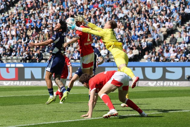 BERLIN, DEUTSCHLAND - APRIL 11: Torwart Goal Keeper Julian Krahl (Kaiserslautern, 1) saves the ball from Kevin Sessa (Hertha, 8), during the match in the 2. German Bundesliga: Hertha BSC - 1. FC Kaiserslautern at Olympiastadion on matchday 29 on April 11, 2026 in Berlin, Deutschland. DFB regulations prohibit any use of photographs as image sequences and or quasi video. Berlin Deutschland Copyright: xO.Frankex