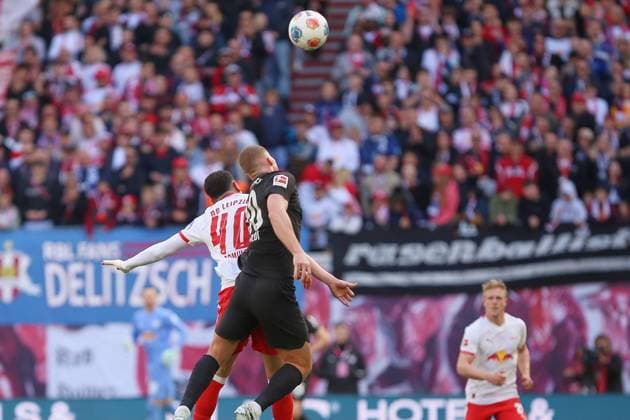 Leipzig, Sachsen, Deutschland, 11.04.2026: Red-Bull-Arena: 29. Spieltag, Saison 2025 26, 1. Fußball-Bundesliga: RB Leipzig - Borussia Mönchengladbach: Romulo Cardoso (40, RBL) und Nico Elvedi (30, Borussia Mönchengladbach) im Kopfballduell *** Leipzig, Saxony, Germany, 11 04 2026 Red Bull Arena 29 Matchday, Season 2025 26, 1 Soccer Bundesliga RB Leipzig Borussia Mönchengladbach Romulo Cardoso 40, RBL and Nico Elvedi 30, Borussia Mönchengladbach in a header duel Copyright: xdtsxNachrichtenagenturx dts_114540