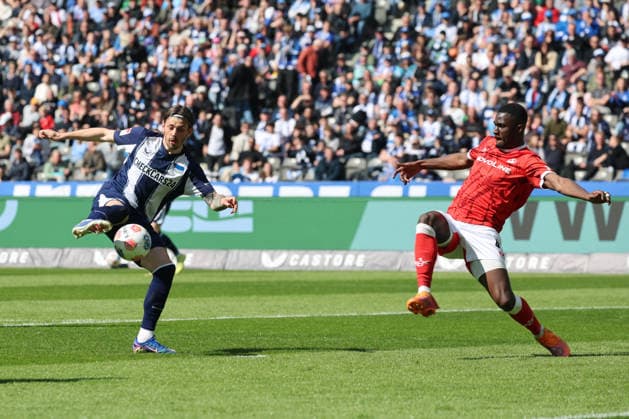 BERLIN, DEUTSCHLAND - APRIL 11: Dawid Kownacki (Hertha, 9) shoots at the goal against Maxwell Gyamfi (Kaiserslautern, 4), during the match in the 2. German Bundesliga: Hertha BSC - 1. FC Kaiserslautern at Olympiastadion on matchday 29 on April 11, 2026 in Berlin, Deutschland. DFB regulations prohibit any use of photographs as image sequences and or quasi video. Berlin Deutschland Copyright: xO.Frankex