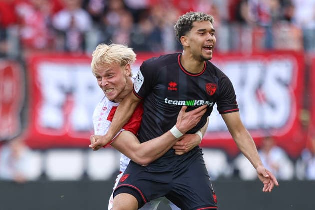 2026.04.11, xkwix, Fußball, 3.Liga, Rot-Weiss Essen - FC Ingolstadt, Stadion an der Hafenstraße, 33.Spieltag, Saison 2025 2026: Ben Hüning (Rot-Weiss Essen 15) haelt Yann Sturm (FC Ingolstadt 04 7) mit Willenskraft fest behaelt ihn bei DFB regulations prohibit any use of photographs as image sequences and or quasi-video. Photo: xKamilxWilkowskixPressefotoKochx Nordrhein-Westfalen Deutschland *** 2026 04 11, xkwix, Fußball, 3 Liga, Rot Weiss Essen FC Ingolstadt, Stadion an der Hafenstraße, 33 Spieltag, Saison 2025 2026 Ben Hüning Rot Weiss Essen 15 haelt Yann Sturm FC Ingolstadt 04 7 mit Willenskraft fest behaelt ihn bei DFB regulations prohibit any use of photographs as image sequences and or quasi video Photo xKamilxWilkowskixPressefotoKochx Nordrhein Westfalen Germany