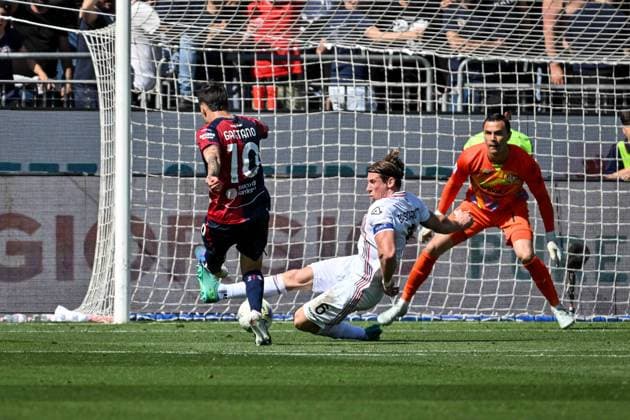 Gianluca Gaetano of Cagliari Calcio, Federico Baschirotto of US Cremonese during Cagliari Calcio vs US Cremonese, Italian soccer Serie A match in Cagliari, Italy, April 11 2026  Copyright: xLuigixCanu IPAxSportx xipa-agency.netx xx IPA_73886358 IPA_Agency_IPA73886358
