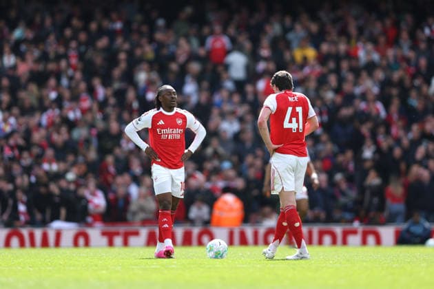 Arsenal gegen Bournemouth 11. April 2026, London Premier League Fußball Arsenal gegen AFC Bournemouth Eberechi Eze und Declan Rice von Arsenal am Mittelkreis nach dem 2. Tor von Bournemouth Foto Charlotte Wilson Abseits London UK  Copyright: xCharlottexWilsonx xOffsidexOffside