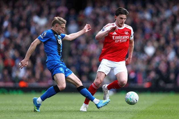 Arsenal gegen Bournemouth 11 April 2026, London Premier League Fußball Arsenal gegen AFC Bournemouth Adrien Truffert von Bournemouth entzieht Declan Rice von Arsenal Foto Charlotte Wilson Abseits London UK  Copyright: xCharlottexWilsonx xOffsidexOffside
