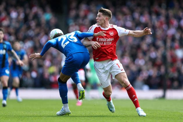 Arsenal gegen Bournemouth 11. April 2026, London Premier League Fußball Arsenal gegen AFC Bournemouth James Hill von Bournemouth köpft den Ball weg von Viktor Gyokeres von Arsenal Foto Charlotte Wilson Abseits London UK  Copyright: xCharlottexWilsonx xOffsidexOffside