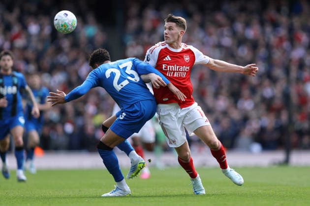 Arsenal gegen Bournemouth 11. April 2026, London Premier League Fußball Arsenal gegen AFC Bournemouth James Hill von Bournemouth köpft den Ball weg von Viktor Gyokeres von Arsenal Foto Charlotte Wilson Abseits London UK  Copyright: xCharlottexWilsonx xOffsidexOffside