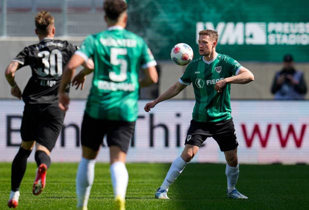 April 11, 2026, Muenster, Germany: SC Preussen Muenster defender PAUL JAECKEL (3) with the ball during the match between SC Pruessen Muenster and SpVgg Greuther Fuerth in the 2. Bundesliga on April 11, 2026, in Muenster, Germany...DFL REGULATIONS PROHIBIT ANY USE OF PHOTOGRAPHS AS IMAGE SEQUENCES AND OR QUASI-VIDEO Muenster Germany - ZUMAc201 20260411_zap_c201_007 Copyright: xScottxColemanx