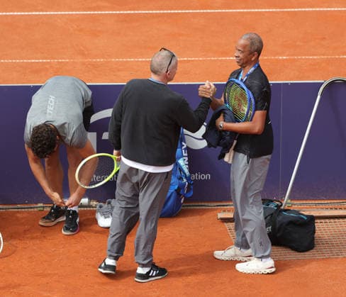 11 04 2026, BMW Open 2026, ATP Tour 500, MTTC Iphitos, Munich, Tennis, Sport, in the picture Ben Shelton USA , Bryan Shelton USA greets Struff coach