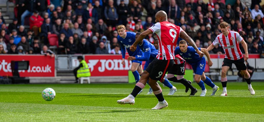 Brentford v Everton Premier League Igor Thiago of Brentford scores his first goal from the penalty spot against Everton during the Premier League match at the Gtech Community Stadium, Brentford 11 04 2026 UK Newspapers OUT Copyright: xGraemexWilcocksonx FIL-23267-0063