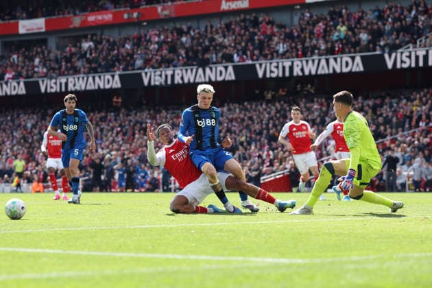 Arsenal gegen Bournemouth 11. April 2026, London Premier League Fußball Arsenal gegen AFC Bournemouth Gabriel von Arsenal scheitert mit seinem Versuch, den Ball vor Alex Jimenez von Bournemouth zu erreichen Foto Charlotte Wilson Abseits London UK  Copyright: xCharlottexWilsonx xOffsidexOffside