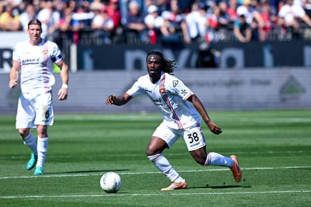 US Cremonese s Warren Bondo in action during the Serie A soccer match between Cagliari Calcio and US Cremonese at the Unipol Domus in Cagliari, Sardinia - Saturday 11st April 2026. - Soccer  Copyright: xGianlucaxZuddas LaPressex