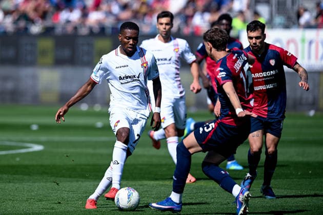 US Cremonese s David Okereke in action during the Serie A soccer match between Cagliari Calcio and US Cremonese at the Unipol Domus in Cagliari, Sardinia - Saturday 11st April 2026. - Soccer  Copyright: xGianlucaxZuddas LaPressex