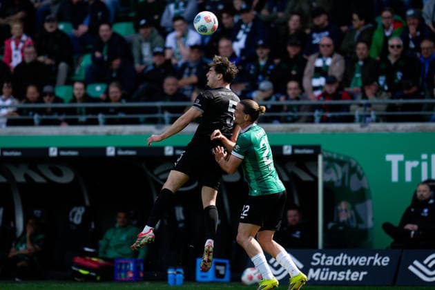 April 11, 2026, Muenster, Germany: SpVgg Greuther Fuerth defender RENO MORRIS MUENZ (5) against SC Preussen Muenster midfielder JANNIS HEUER (22) during the match between SC Pruessen Muenster and SpVgg Greuther Fuerth in the 2. Bundesliga on April 11, 2026, in Muenster, Germany...DFL REGULATIONS PROHIBIT ANY USE OF PHOTOGRAPHS AS IMAGE SEQUENCES AND OR QUASI-VIDEO Soccer 2026: Pruessen Muenster 0:0 SpVgg Greuther Fuerth  - ZUMAc201 20260411_zap_c201_031 Copyright: xScottxColemanx
