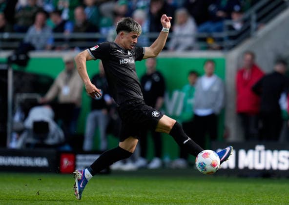 April 11, 2026, Muenster, Germany: SpVgg Greuther Fuerth midfielder AARON KELLER (16) controls the ball during the match between SC Pruessen Muenster and SpVgg Greuther Fuerth in the 2. Bundesliga on April 11, 2026, in Muenster, Germany...DFL REGULATIONS PROHIBIT ANY USE OF PHOTOGRAPHS AS IMAGE SEQUENCES AND OR QUASI-VIDEO Muenster Germany - ZUMAc201 20260411_zap_c201_027 Copyright: xScottxColemanx