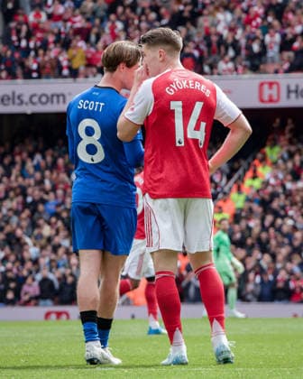 LONDON, ENGLAND - APRIL 11: Alex Scott of Bournemouth and Viktor Gyokeres of Arsenal during the Premier League match between Arsenal and Bournemouth at Emirates Stadium on April 11, 2026 in London, England.  Copyright: xPedroxPorru MBxMediax