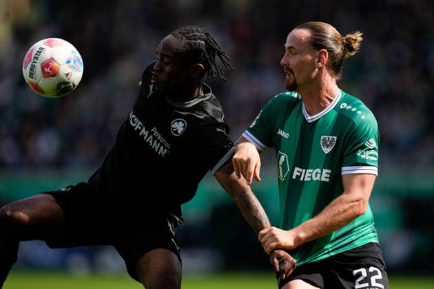 April 11, 2026, Muenster, Germany: SpVgg Greuther Fuerth forward NOEL FUTKEU (9) against SC Preussen Muenster midfielder JANNIS HEUER (22) during the match between SC Pruessen Muenster and SpVgg Greuther Fuerth in the 2. Bundesliga on April 11, 2026, in Muenster, Germany...DFL REGULATIONS PROHIBIT ANY USE OF PHOTOGRAPHS AS IMAGE SEQUENCES AND OR QUASI-VIDEO Muenster Germany - ZUMAc201 20260411_zap_c201_036 Copyright: xScottxColemanx