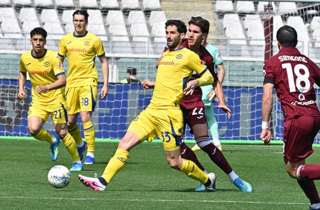 April 11, 2026, Turin, Italy: Torino s Cesare Casadei and Hellas Verona s Roberto Gagliardini in action during the italian Serie A soccer match Torino FC vs Hellas Verona s FC at the Allianz Stadium in Turin, Italy, 11 April 2026 ANSA ALESSANDRO DI MARCO. Serie A: Torino-FC Vs Hellas Verona FC  - ZUMAa110 20260411_zaf_a110_017 Copyright: xAlessandroxDixMarcox