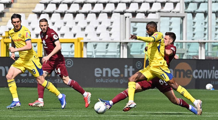 April 11, 2026, Turin, Italy: Torino s Cesare Casadei and Hellas Verona s Jean Daniel Akpa Akpro in action during the italian Serie A soccer match Torino FC vs Hellas Verona s FC at the Allianz Stadium in Turin, Italy, 11 April 2026 ANSA ALESSANDRO DI MARCO. Serie A: Torino-FC Vs Hellas Verona FC  - ZUMAa110 20260411_zaf_a110_018 Copyright: xAlessandroxDixMarcox