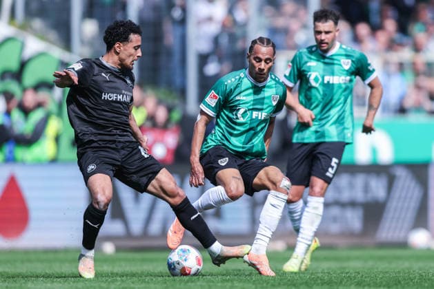 Soccer 2 Bundesliga 29 Matchday SC Preußen Münster SpVgg Greuther Fürth on 11 04 2026 at LVM Preußenstadion in Münster Philipp Ziereis Fürth , left Etienne Amenyido Münster , right DFL regulations prohibit any use of photographs as image sequences and or quasi video xJRx