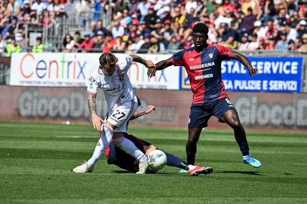 Jari Vandeputte of US Cremonese, Michel Adopo of Cagliari Calcio during Cagliari Calcio vs US Cremonese, Italian soccer Serie A match in Cagliari, Italy, April 11 2026  Copyright: xLuigixCanu IPAxSportx xipa-agency.netx xx IPA_73887647 IPA_Agency_IPA73887647