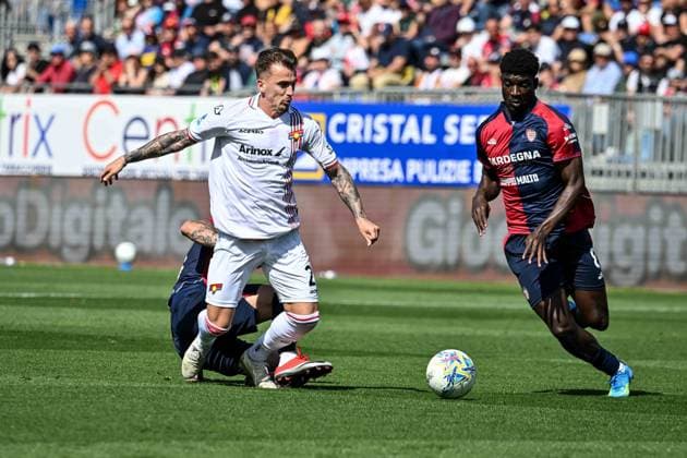 Jari Vandeputte of US Cremonese, Michel Adopo of Cagliari Calcio during Cagliari Calcio vs US Cremonese, Italian soccer Serie A match in Cagliari, Italy, April 11 2026  Copyright: xLuigixCanu IPAxSportx xipa-agency.netx xx IPA_73887656 IPA_Agency_IPA73887656