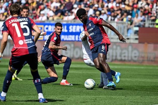 Jari Vandeputte of US Cremonese, Michel Adopo of Cagliari Calcio during Cagliari Calcio vs US Cremonese, Italian soccer Serie A match in Cagliari, Italy, April 11 2026  Copyright: xLuigixCanu IPAxSportx xipa-agency.netx xx IPA_73887658 IPA_Agency_IPA73887658