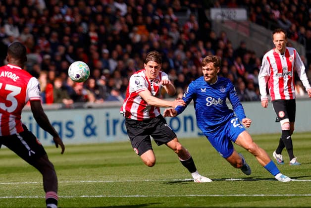 Brentford v Everton, London, UK -21 Mar 2026 Yehor Yarmoliuk of Brentford battles for the ball with Kiernan Dewsbury-Hall of Everton during the Premier League match between Brentford and Everton at GTECH Community stadium, London on 11 April 2026 ( London Gtech Community stadium London England Copyright: xTomxCusden PPAUKx PPA-264164