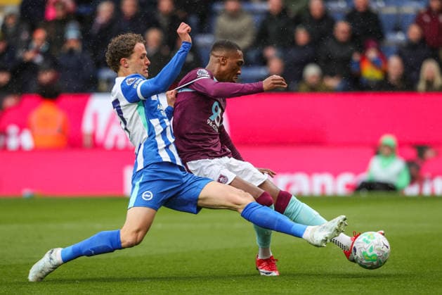 Burnley v Brighton & Hove Albion, Premier League Jaidon Anthony of Burnley shoots on goal during the Burnley v Brighton & Hove Albion Premier League match at Turf Moor, Burnley, England on 11 April 2026 Credit: Richard Bierton Every Second Media Editorial use only. All images are copyright Every Second Media Limited. No images may be reproduced without prior permission. All rights reserved. Premier League and Football League images are subject to licensing agreements with Football DataCo Limited. see https: www.football-dataco.com Copyright: xIMAGO EveryxSecondxMediax ESM-1901-0021 RichardxBiertonx xEveryxSecondxMediax
