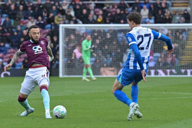 11th April 2026; Turf Moor, Burnley, Lancashire, England; Premier League Football, Burnley versus Brighton and Hove Albion; Quilindschy Hartman of Burnley and Mats Wieffer of Brighton and Hove Albion reach for the ball LeexDurkin
